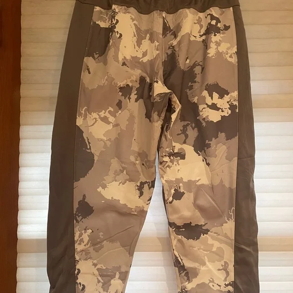 Adidas Continent Camo City Cropped 3/4 Pant Men’s L - Picture 3 of 4